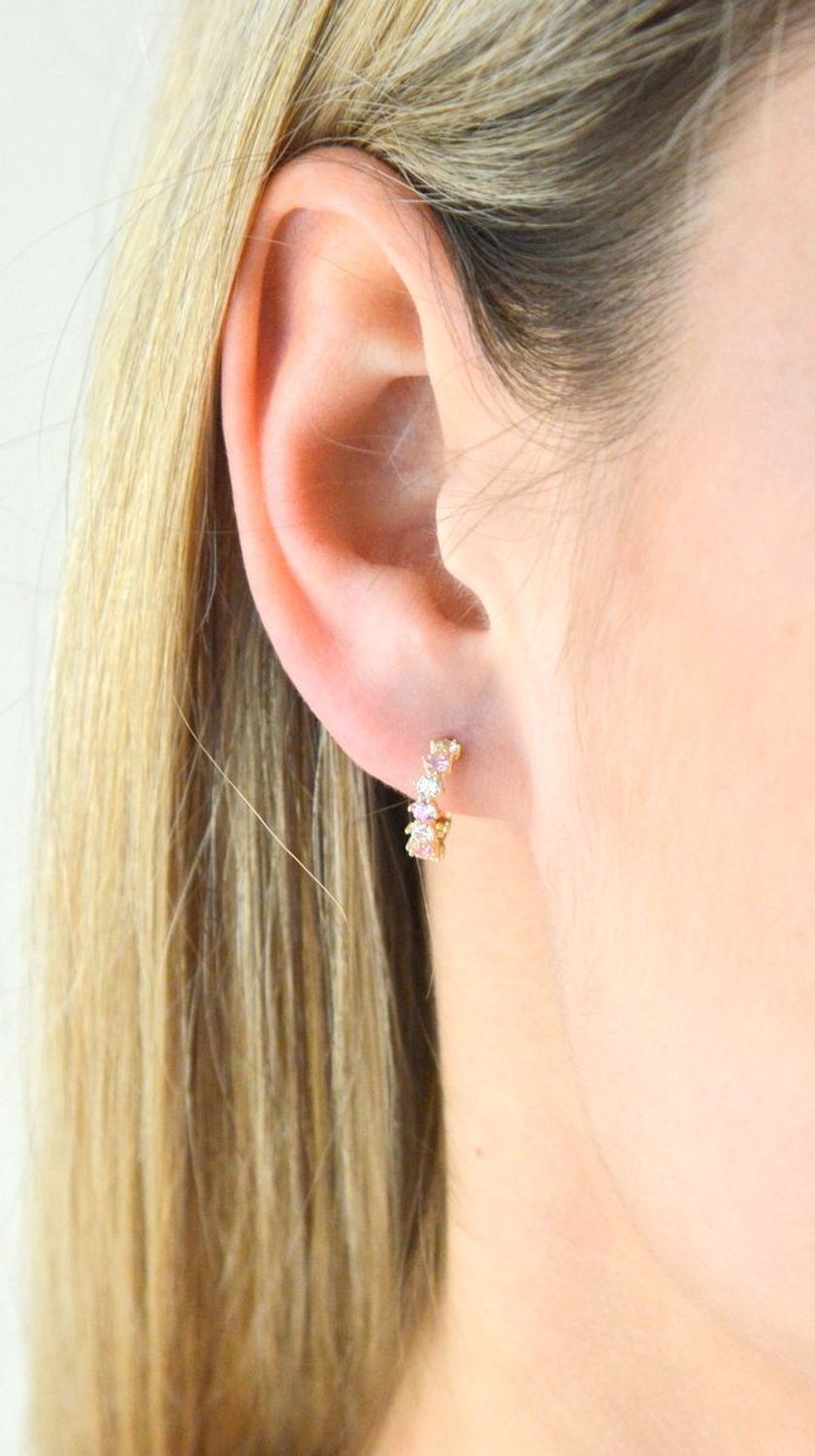 Złote kolczyki kółeczka z cyrkoniami KL 2947A. Złote kolczyki. Złote kolczyki delikatne. Złote kolczyki minimalistyczne. Złote kolczyki z cyrkoniami białymi i różowymi. Złote kolczyki damskie.Kolczyki dziec.jpg